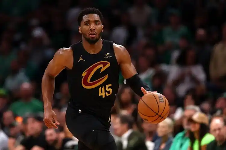 关于湖人B队强势爵士，萨姆·米切尔爆发神勇的信息