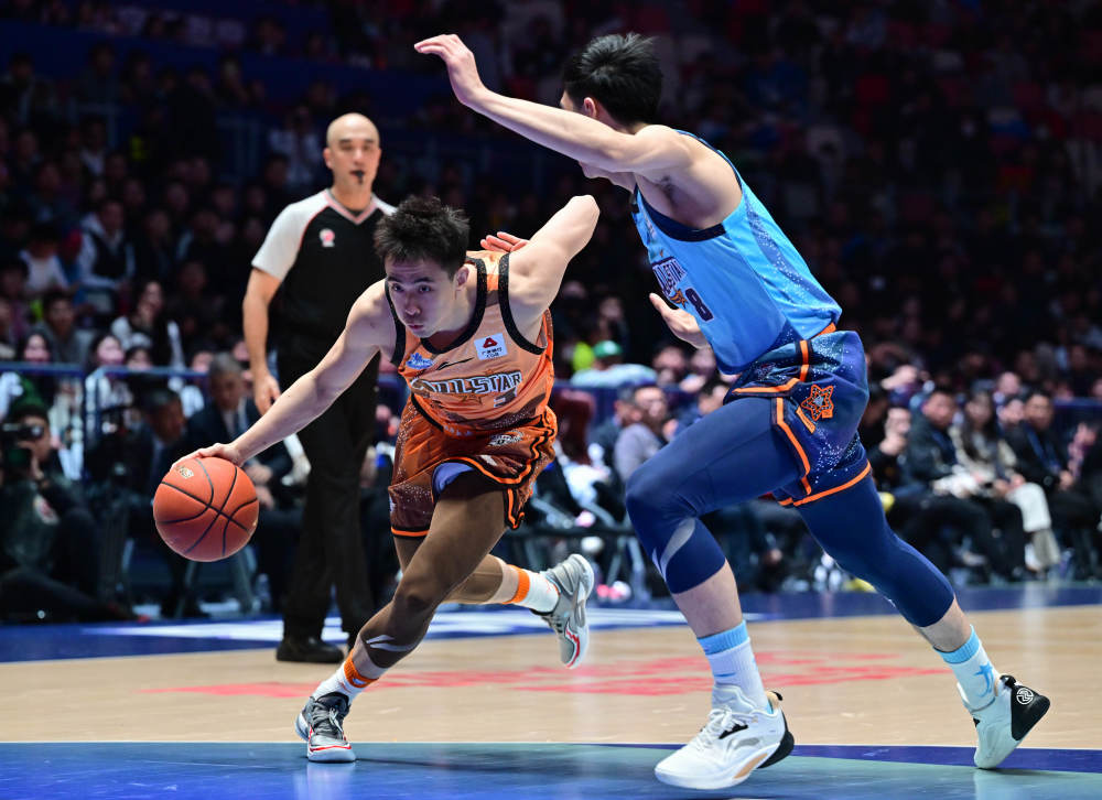 关于篮球赛场上呈现着一幕幕惊险刺激的战斗的信息