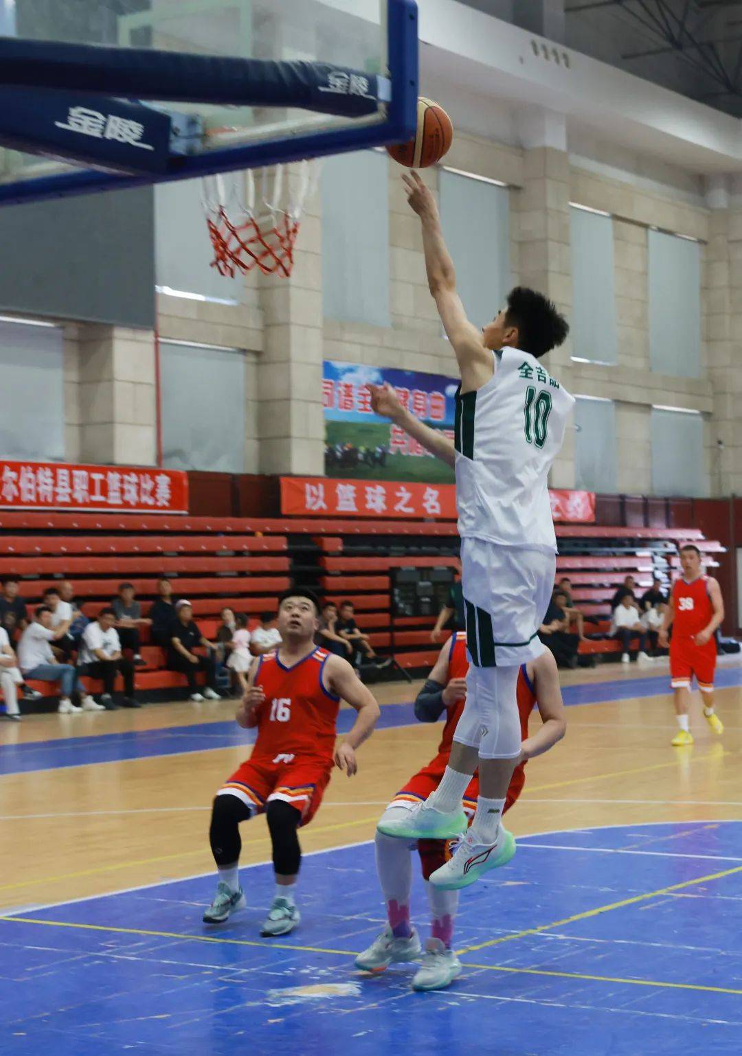 关于篮球赛场上呈现着一幕幕惊险刺激的战斗的信息