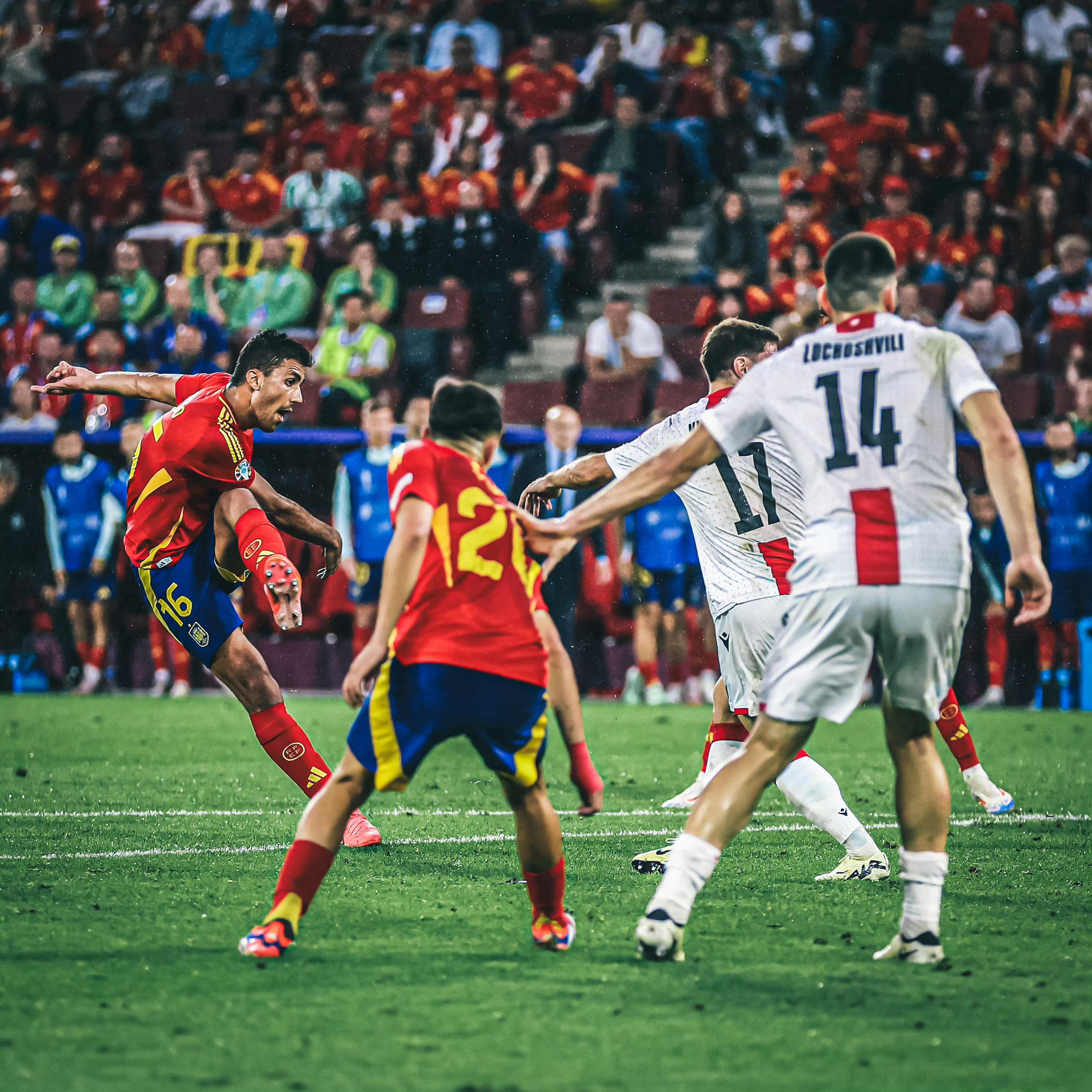 包含西班牙国家队备战重要足球比赛，雄心勃勃的词条