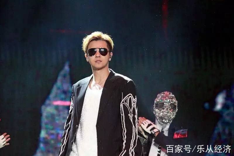 关于足球明星在大舞台上发光发热的信息