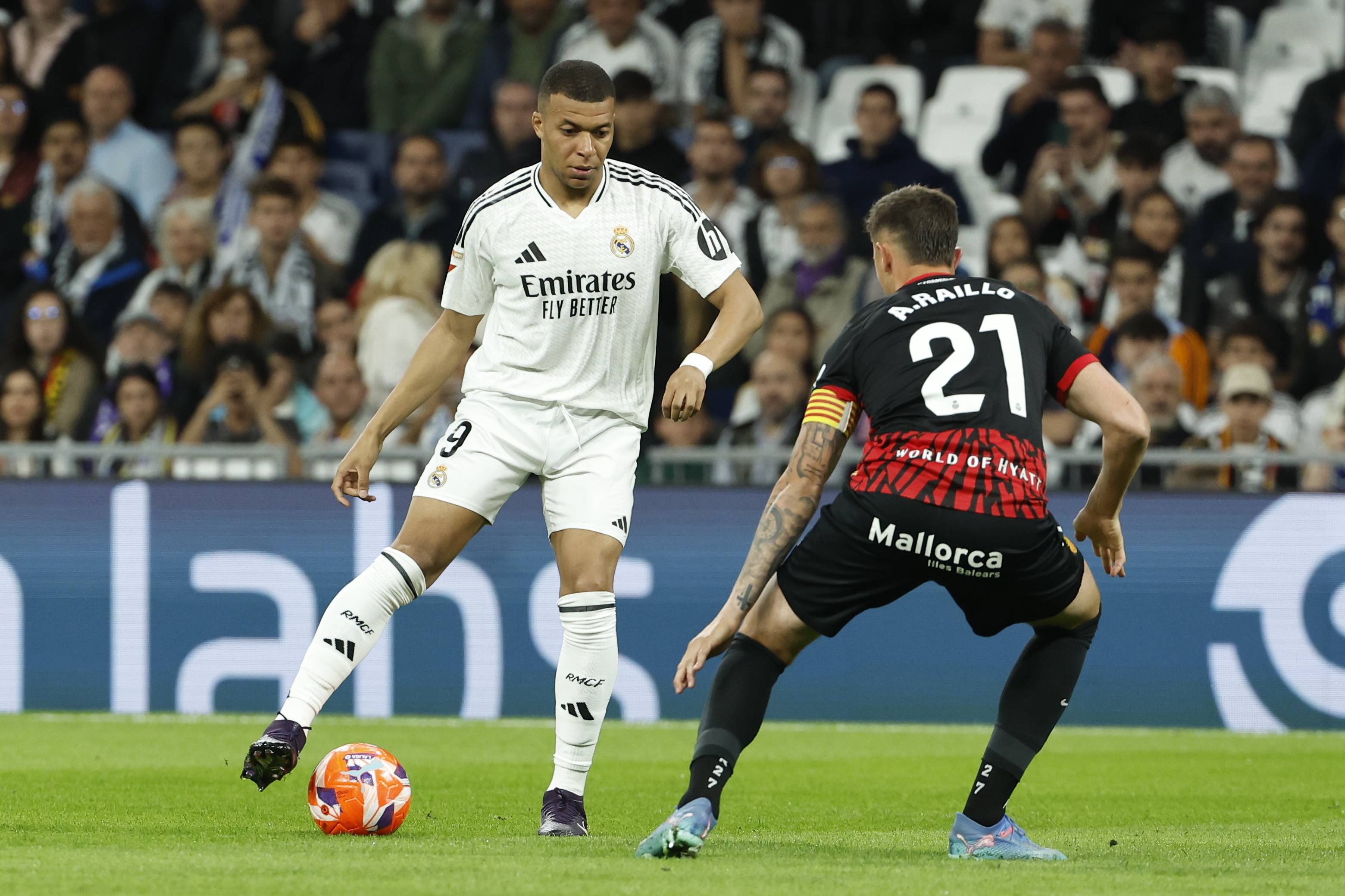 包含AC米兰主场作战，力争保持不败记录的词条