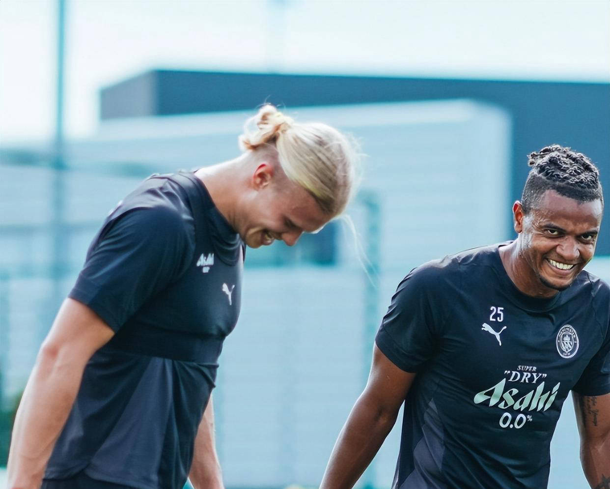 关于曼城中场表现出色，帮助球队保持不败的信息