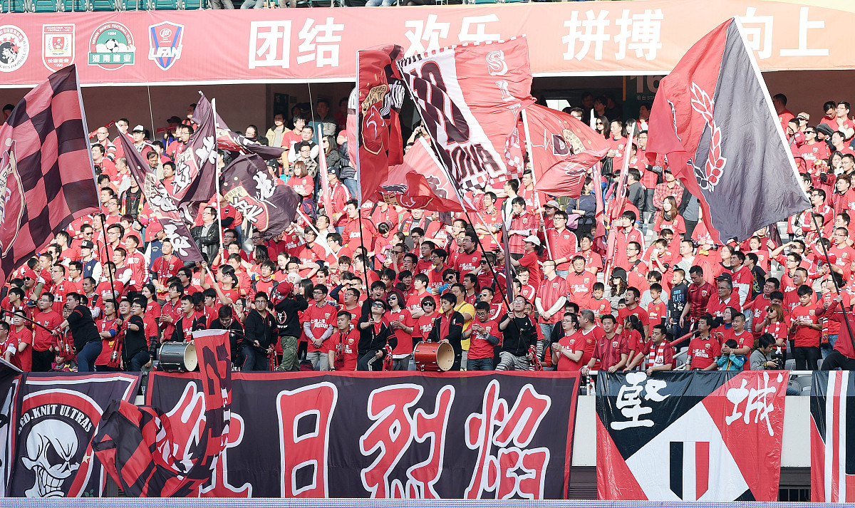 国家队奋力拼搏，争夺国际足坛桂冠